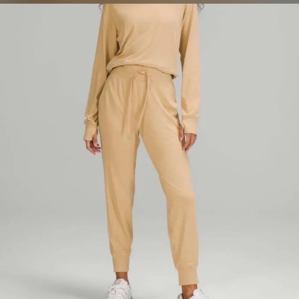 Lululemon Ready to Rulu
High-Rise Jogger Pecan Tan Size
6